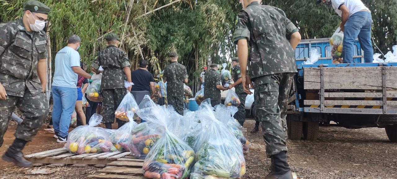 Foto 5 de 5 — ​“A fome se combate todo dia, sem humilhar as pessoas” diz Edinho sobre ação que distribuiu alimentos